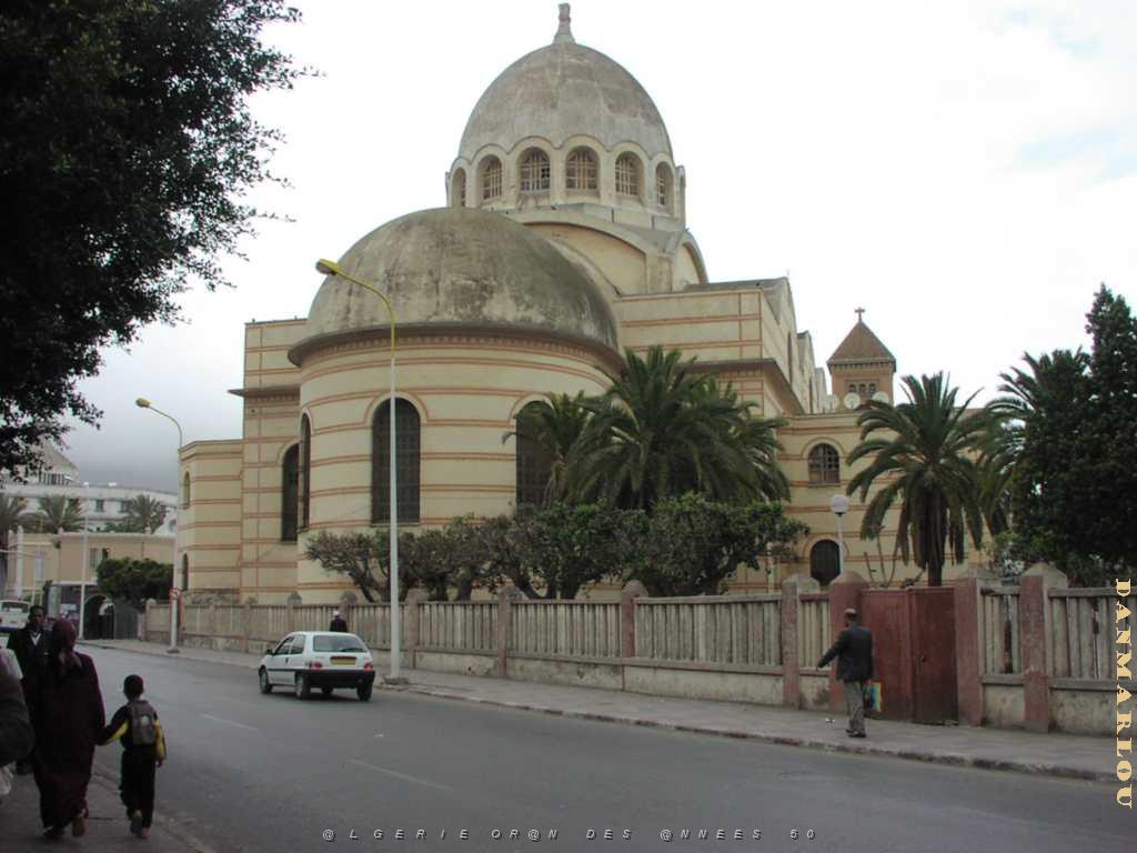 ORAN A L ARRIERE DE LA CATHEDRALE.JPG